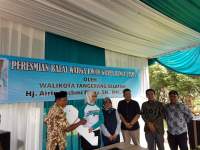 Walikota Airin Resmikan Balai Warga RW 08 Graha Bunga