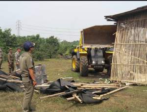Pembongkaran bangli di Jalan Raya Pemda Tigaraksa.