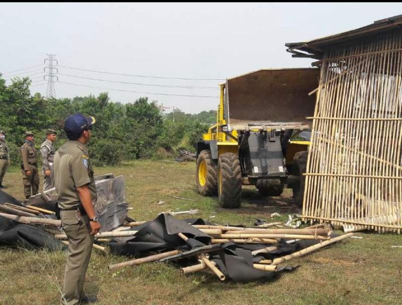 Pembongkaran bangli di Jalan Raya Pemda Tigaraksa.