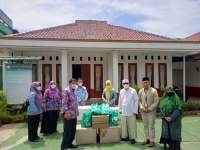 Sekda Serahkan Bantuan Bibit Ikan dan Makanan Olahan Ke Ketua MUI