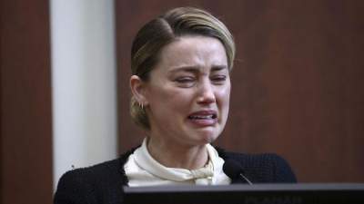 Netizen Tuding Tangisan Amber Heard Air Mata Palsu