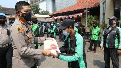 Kombes Wahyu Sri Bintoro Salurkan Bantuan Bansos Kepada Ojek Online