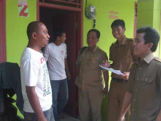 Petugas Disdukcapil saat melakukan pendataan penghuni kos -kosan di Kota Serang