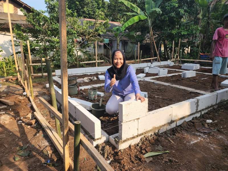 Anggota DPRD Banten Renovasi Rumah Hampir Roboh di Pandeglang
