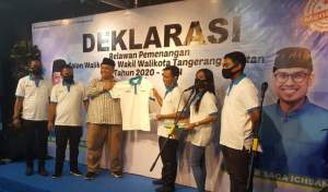 Ketua Tim Pemenangan pasangan Ben-Pilar, Eko Supriyadi menerima cinderamata berupa kaos dari Ketua Dewan Pembina Jappri Tangsel, Istizar Nusantara.