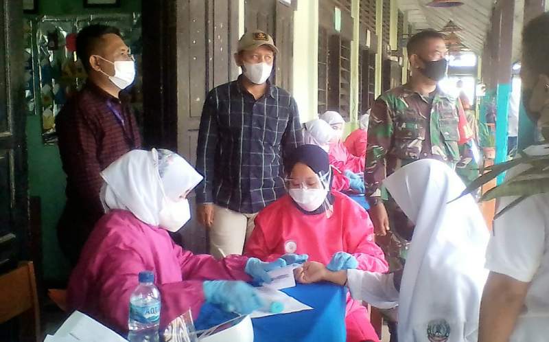 Pelajar di Sepatan Disuntik Vaksin