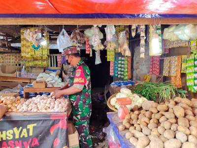 Jalankan Intruksi Panglima TNI, Babinsa Pondok Jaya Monitoring Harga Sembako