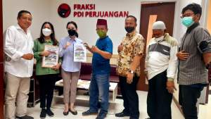  Ketua Fraksi PDI Perjuangan DPRD Tangsel Putri Ayu Anisya saat menerima perwakilan warga RW 02 Pondok Kacang Timur, Pondok Aren.