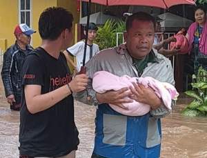 Gerak Cepat, Personel Koramil 0602-01 Kota Serang Bantu Evakuasi Warga Korban Banjir