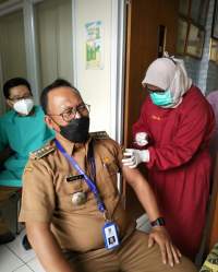 Camat Pakuhaji Disuntik Vaksin, Ga Usah Takut Ini Halal dan Baik
