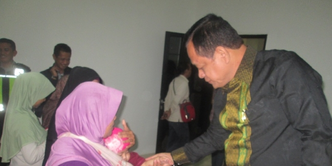  Ketua Komisi IV DPRD Tangsel, Mursidi Ilyas saat memeriksa balita yang di gendong ibunya. Bayi tersebut mengalami penyakit kulit di sejumlah anggota badannya diduga akibat terkena polusi TPA Cipeucang