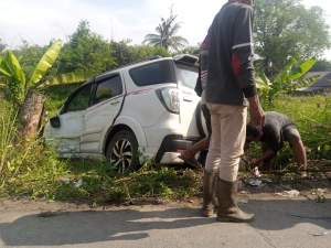 Hindari Jalan Berlubang, Mobil Camat Kemeri Nyaris Nyungseb ke Kali