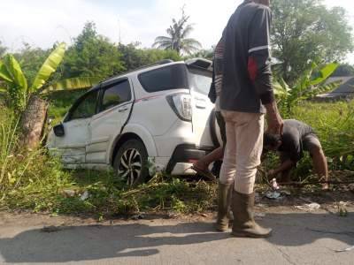 Hindari Jalan Berlubang, Mobil Camat Kemeri Nyaris Nyungseb ke Kali