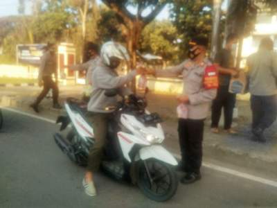 Ramadhan Berbagi, Polsek Pakuhaji Bagikan Takjil ke Pengguna Jalan