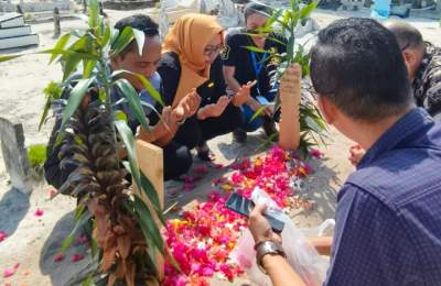 PT Aqua Farm Nusantara Ziarah ke Pemakaman Karyawan Meninggal Akibat Kecelakaan Kerja