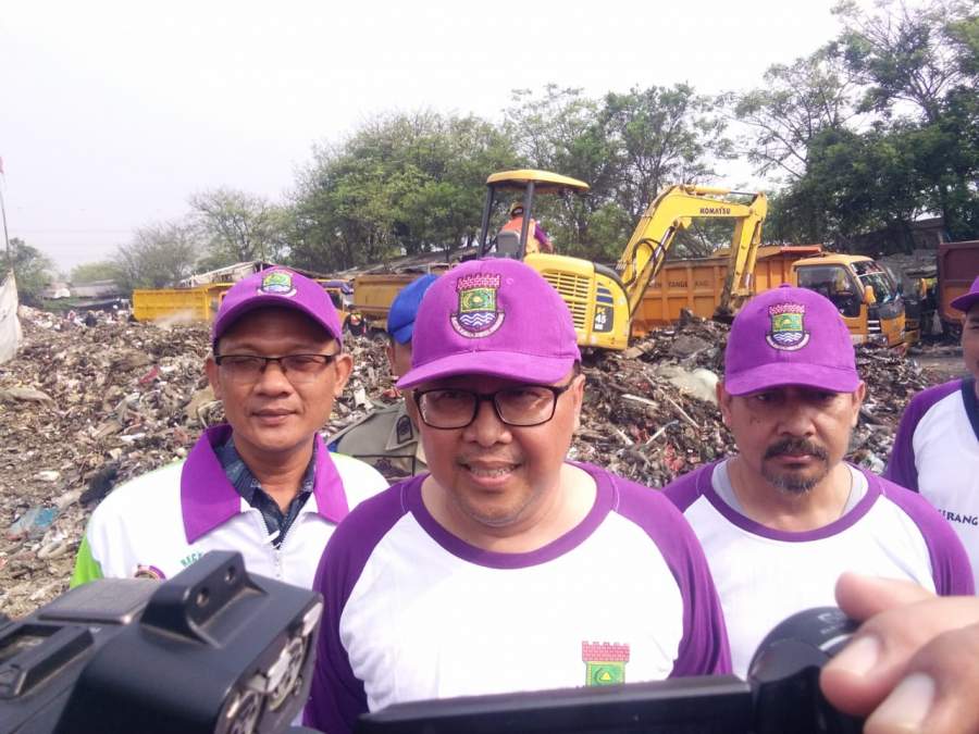 DLHK Kabupaten Tengerang Bersihkan Sampah di Bantaran Sungai Cisadane