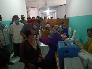 Walikota Serang, Syafrudin memantau vaksinasi di Masjid Ats-Sauroh Kota Serang