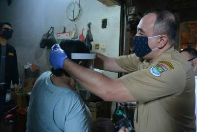 Senangnya Warga Curug Lihat Bupati Zaki Terjun Langsung Edukasi Protokol Kesehatan