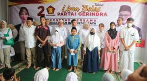 Ketua DPC Gerindra Tangsel, Alin, Anggota DPRD Tangsel dan Anggota DPRD Banten usai memberikan santunan kepada anak yatim di sekretariat Gerindra Kota Tangsel kawasan Kelurahan Serua Indah, Ciputat.