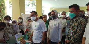 Wakil Walikota Tangerang Selatan, Pilar Saga Ichsan saat melihat pameran dari salah satu sekolah Adiwiyata.