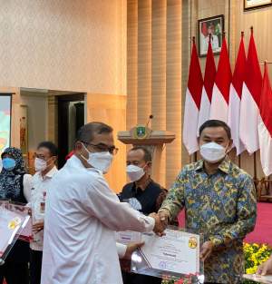 Mad Romli Terima Penghargaan dari Komisi Informasi Provinsi Banten