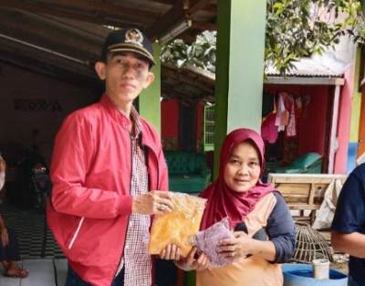 Momentum Bulan Maulid, Anggota DPRD Bagikan Kerudung Kepada Warga di Dapilnya