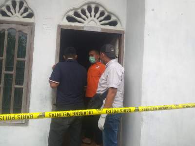Polisi pasang garis polisi dirumah korban ditemukan meninggal dunia.
