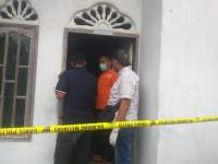 Polisi pasang garis polisi dirumah korban ditemukan meninggal dunia.