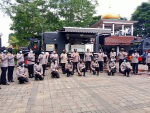 Polda Banten Bagikan 500 Nasi Bungkus