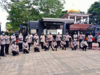 Polda Banten Bagikan 500 Nasi Bungkus