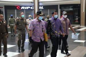 Sekda Tangerang Rudi Maesal bersama rombongan saat menutup Aeon Mall, Kamis (6/8/2020).