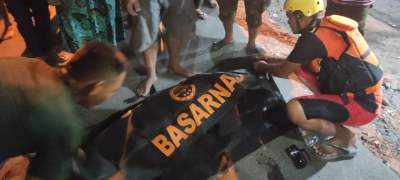 Tim SAR gabungan evakuasi remaja hanyut di sungai Sei Belawan. (istimewa).