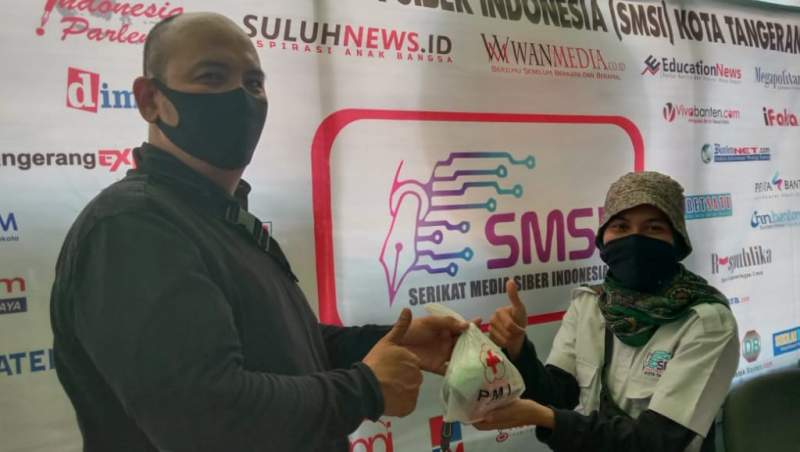 Peduli Covid-19 PMI Bagikan Covid Kit Ke SMSI Kota Tangerang