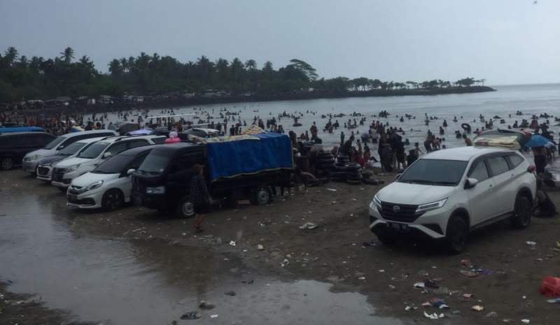 Pantai Anyer Diguyur Hujan Deras, Pengunjung Kucar Kacir