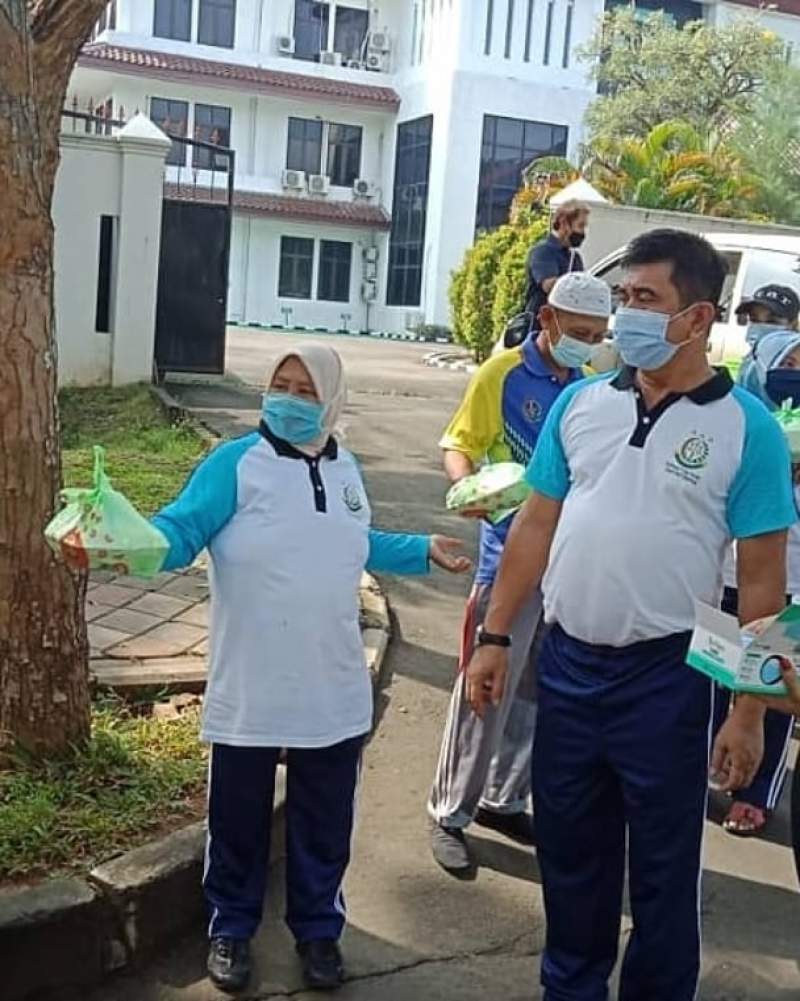 Jumat Berkah, Kepala Kejari Bagikan 250 Nasi Kotak Kepada Warga