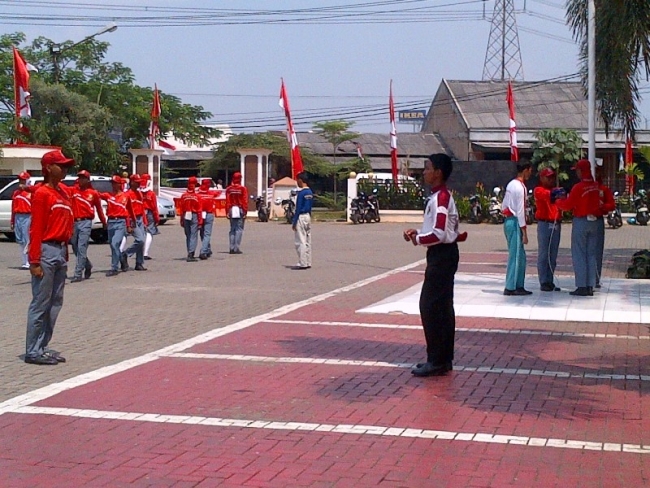 Paskibra Kecamatan Pinang saat berlatih