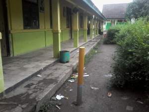 Tampak patok batas proyek jalan tol serang panimbang tertanam di halaman SDN Cilayangguha.(ft by Faiz)