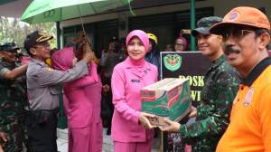 Bhayangkari Banten Laksanakan Baksos Di Posko Pengungsian Libadak