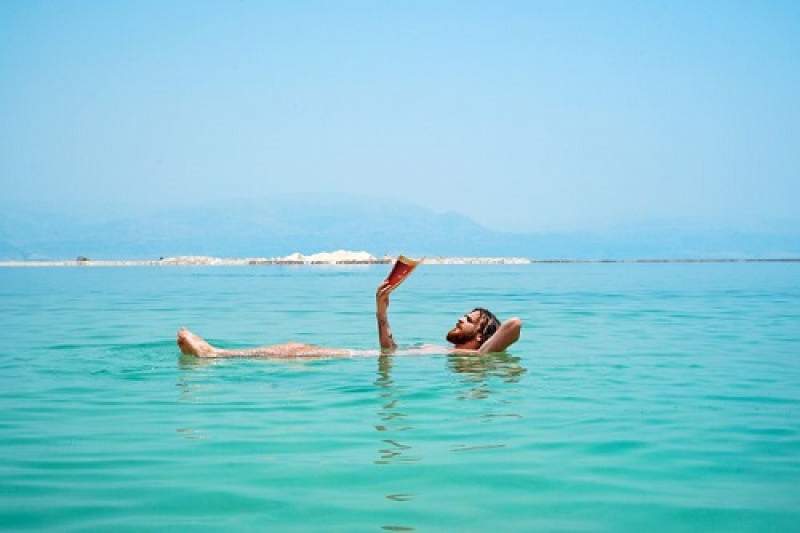 Sensai mengapung di Laut Mati. (unsplash.com/Toa Heftiba)