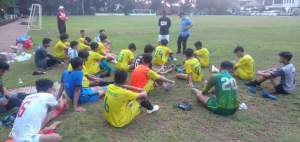  Tim piala Suratin Persitangsel U-17 saat menerima arahan dari tim oficial di lapangan Cilenggang, Serpong.