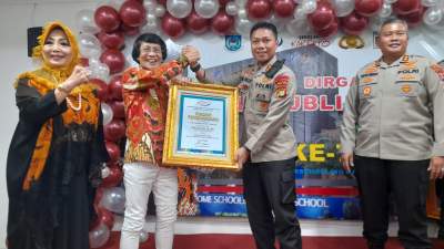 Kapolres Tangsel AKBP Sarly Sollu terima penghargaan Polisi Sahabat Anak dari Kak Seto dalam ajang Kak Seto Award 2022.