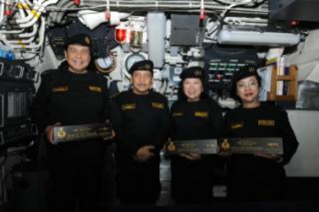 TNI AL Anugrahkan Brevet Hiu Kencana Kepada Dua Menteri