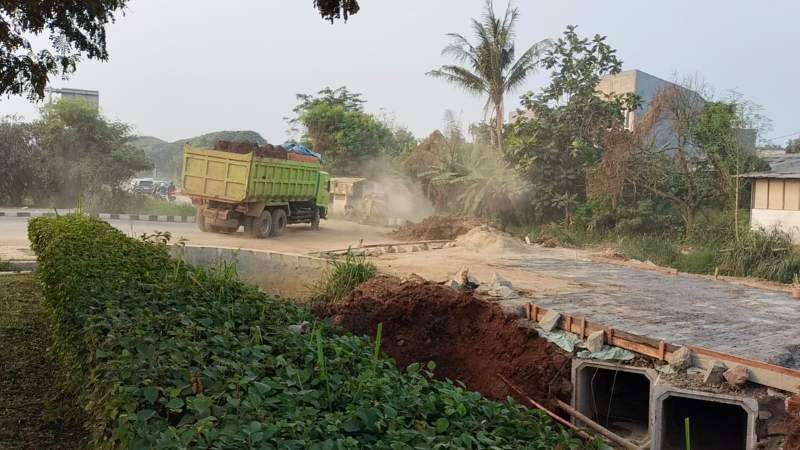 Truk Tanah Beroperasi Siang Hari Di Puri Jaya Pasar Kemis Dikeluhkan