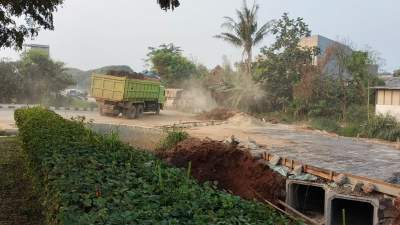 Truk Tanah Beroperasi Siang Hari Di Puri Jaya Pasar Kemis Dikeluhkan