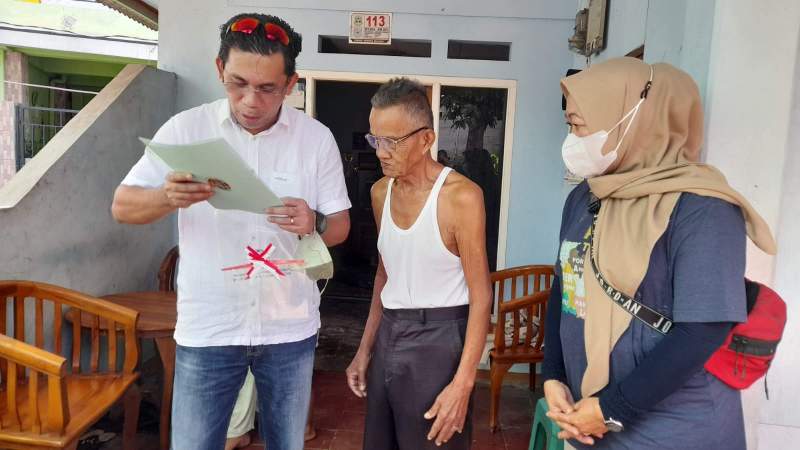 Kepala Kantor Pertanahan Kota Tangsel, Harison Mocodompis saat menyerahkan sertifikat PTSL kepada warga Kecamatan Serpong. (Foto dok.db)