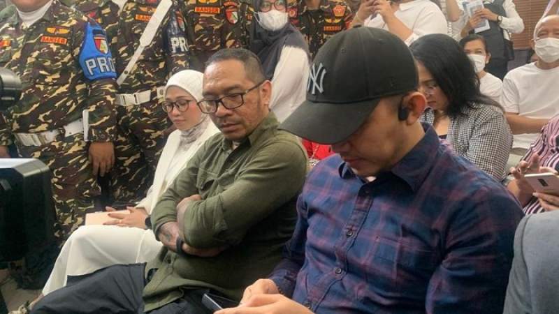 Ayah anak David Ozora, Jonathan Latumahina, saat mengikuti proses persidangan terdakwa Mario Dandy di PN Jakarta Selatan, Selasa (6/6/2023).