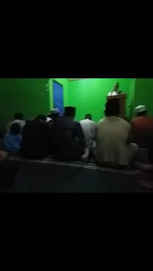 Warga Ciruas, Kabupaten Serang laksanakan sholat gerhana bulan.