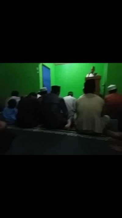 Warga Ciruas, Kabupaten Serang laksanakan sholat gerhana bulan.