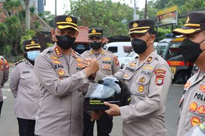 Perkuat Tim Patroli, Kapolres Metro Tangerang bagikam Helm