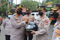 Perkuat Tim Patroli, Kapolres Metro Tangerang bagikam Helm